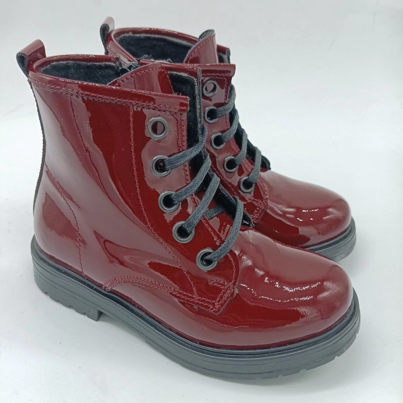 Bota estilo militar en charol burdeos
