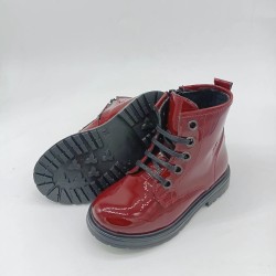 Bota estilo militar en charol burdeos