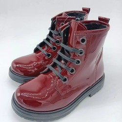 Bota estilo militar en charol burdeos
