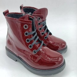 Bota estilo militar en charol burdeos