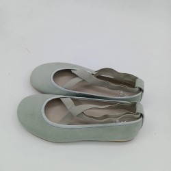 Bailarina gomas ante verde agua