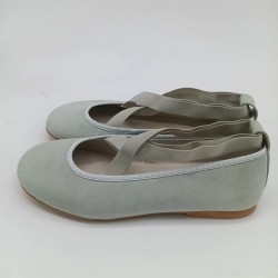 Bailarina gomas ante verde agua