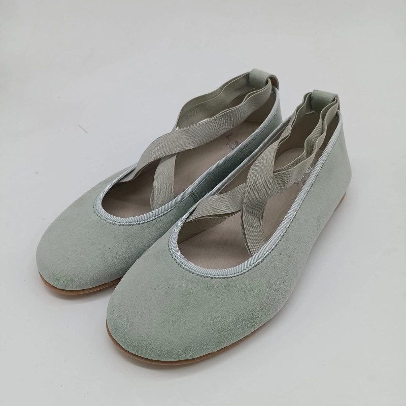 Bailarina gomas ante verde agua