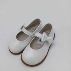 Merceditas respetuosas lazo en blanco