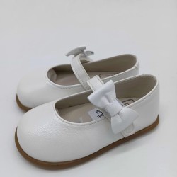 Merceditas respetuosas lazo en blanco