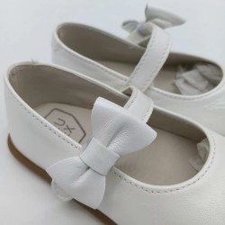 Merceditas respetuosas lazo en blanco