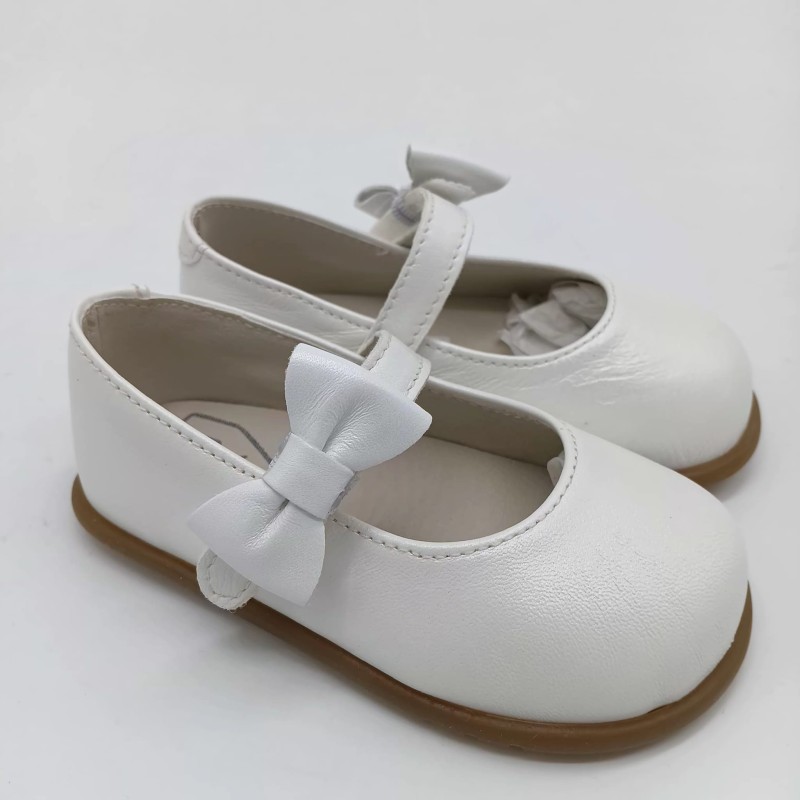 Merceditas respetuosas lazo en blanco