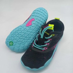 Saguaro en negro con acentos de color