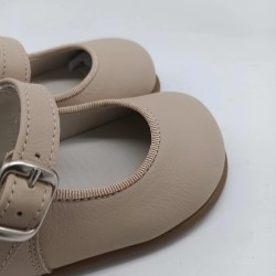 Merceditas hebilla respetuosa en piel arena