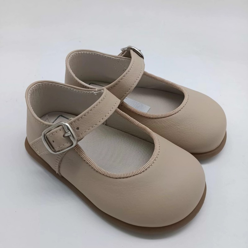 Merceditas hebilla respetuosa en piel arena