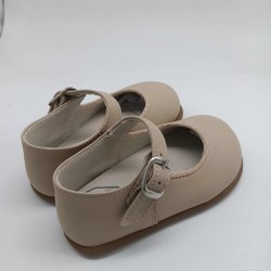 Merceditas hebilla respetuosa en piel arena