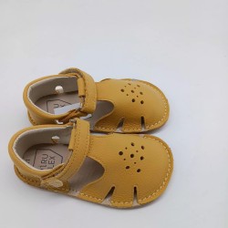 Sandalia respetuosa Piruflex en piel mostaza