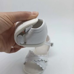 Sandalia en piel blanca nacarada