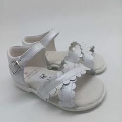 Sandalia en piel blanca nacarada