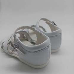 Sandalia en piel blanca nacarada