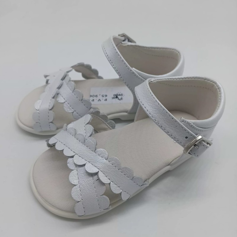 Sandalia en piel blanca nacarada