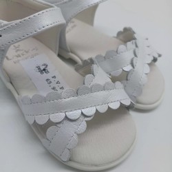 Sandalia en piel blanca nacarada