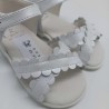 Sandalia en piel blanca nacarada