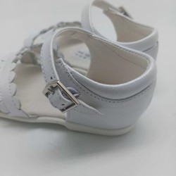 Sandalia en piel blanca nacarada