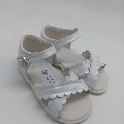 Sandalia en piel blanca nacarada