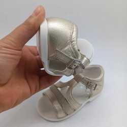 Sandalia en piel color oro