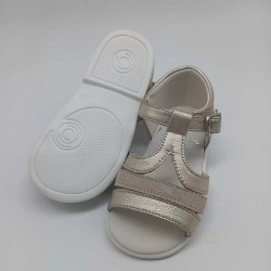 Sandalia en piel color oro