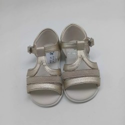 Sandalia en piel color oro