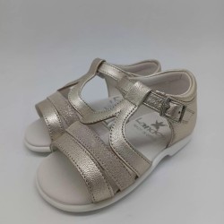 Sandalia en piel color oro