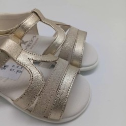 Sandalia en piel color oro