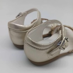 Sandalia en piel color dorado