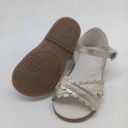 Sandalia en piel color dorado