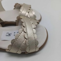 Sandalia en piel color dorado