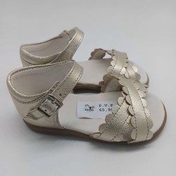 Sandalia en piel color dorado