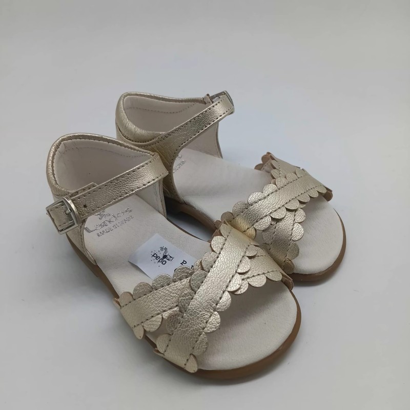 Sandalia en piel color dorado