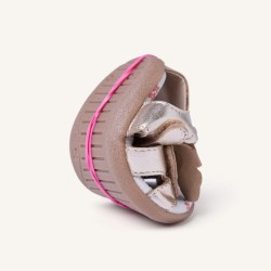 Sandalia Barefoot piel oro con mariposa