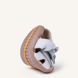 Sandalia Barefoot piel blanca con mariposa