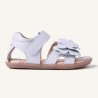 Sandalia Barefoot piel blanca con mariposa
