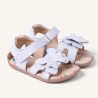 Sandalia Barefoot piel blanca con mariposa