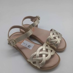 Sandalia de piel color champan