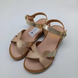 Sandalia de piel metalizada oro