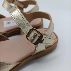 Sandalia de piel metalizada oro