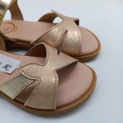 Sandalia de piel metalizada oro