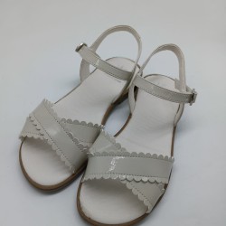 Sandalia piel charol color beige