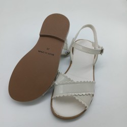 Sandalia piel charol color beige