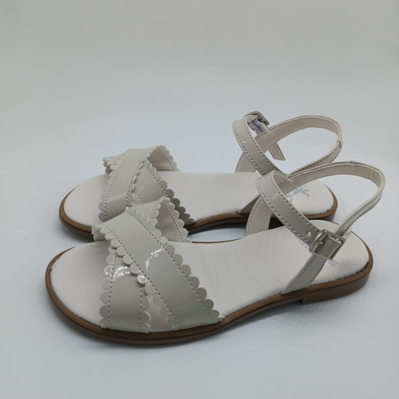 Sandalia piel charol color beige