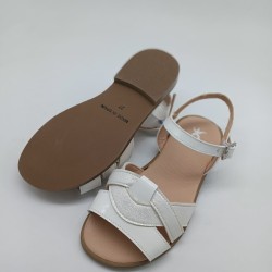 Sandalia de piel blanca combinada