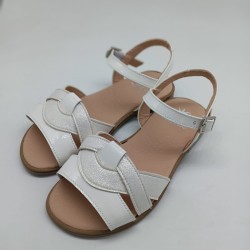 Sandalia de piel blanca combinada