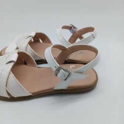 Sandalia de piel blanca combinada