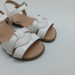 Sandalia de piel blanca combinada