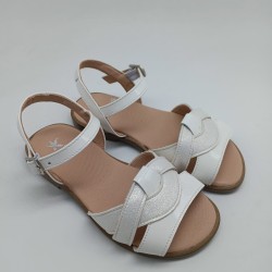 Sandalia de piel blanca...
